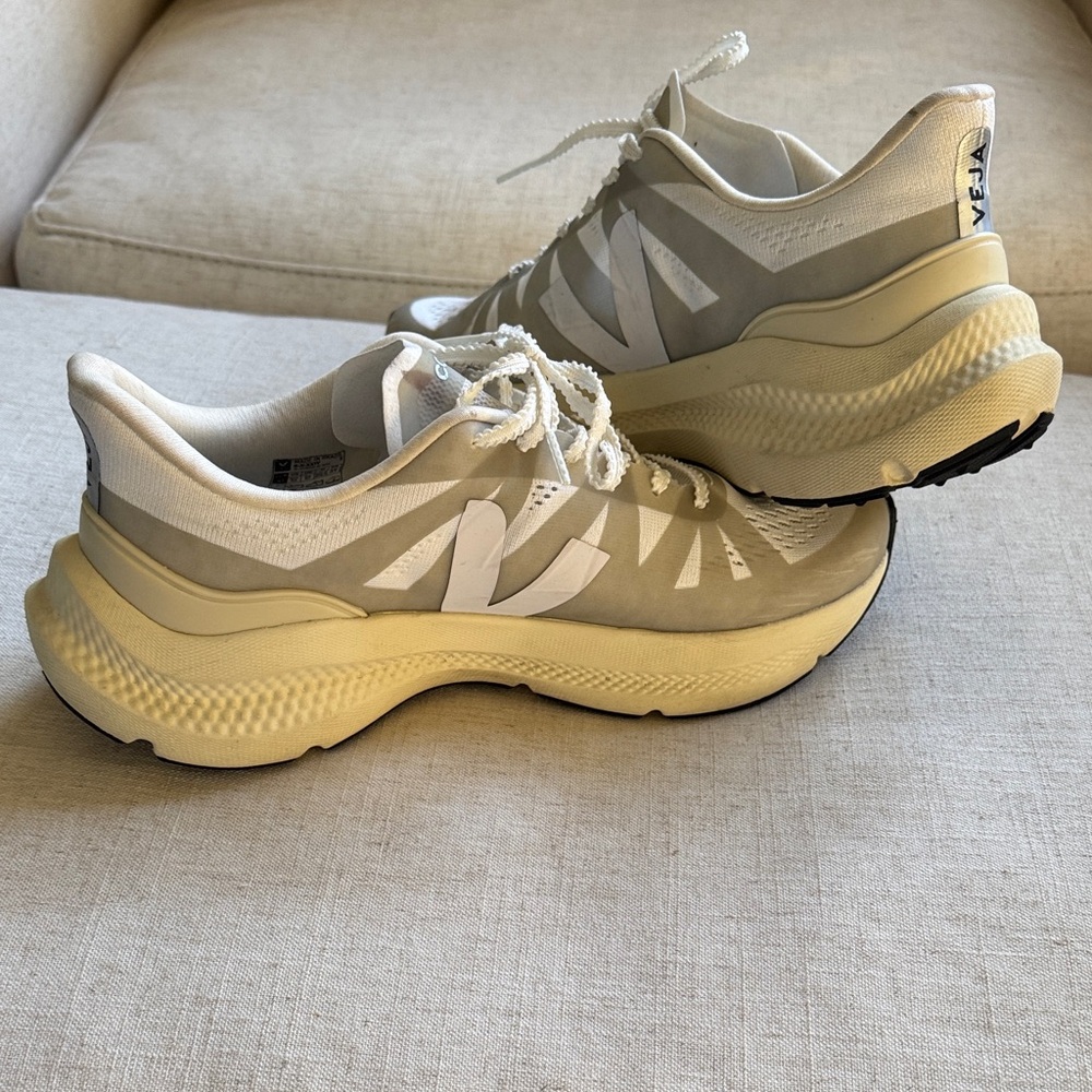 VEJAS CONDOR 3 ADVANCED ENGINEERED-MESH FULL WHITE RUNNING SHOE. W SZ 10 M SZ 8